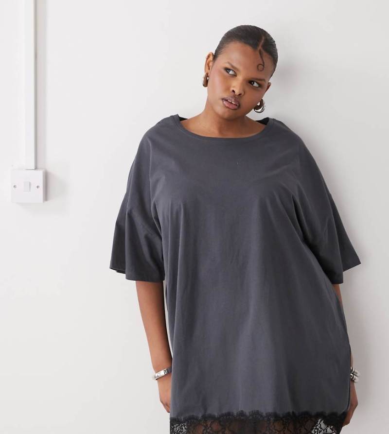 Noisy May Curve - T-Shirt-Kleid in Anthrazit mit Oversize-Schnitt und Spitzenbesatz-Grau von Noisy May Curve