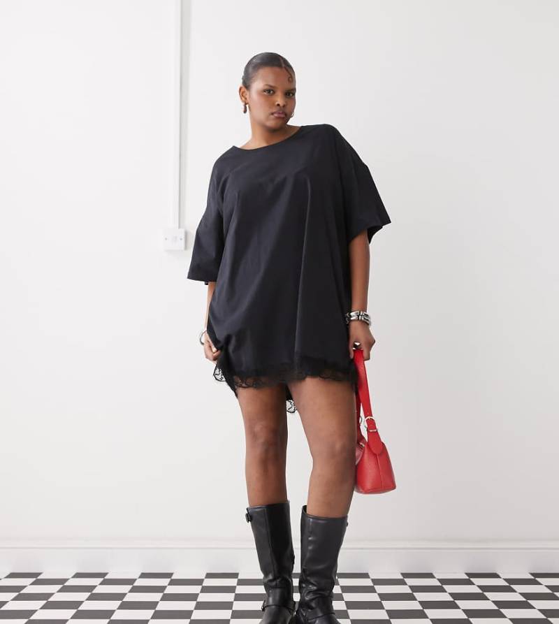Noisy May Curve - T-Shirt-Kleid in Schwarz mit Spitzenborte und Oversize-Schnitt von Noisy May Curve
