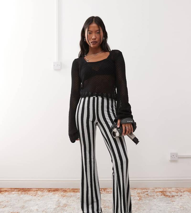 Noisy May Petite - Ausgestellte Leggings in Schwarz mit weißen Streifen von Noisy May Petite