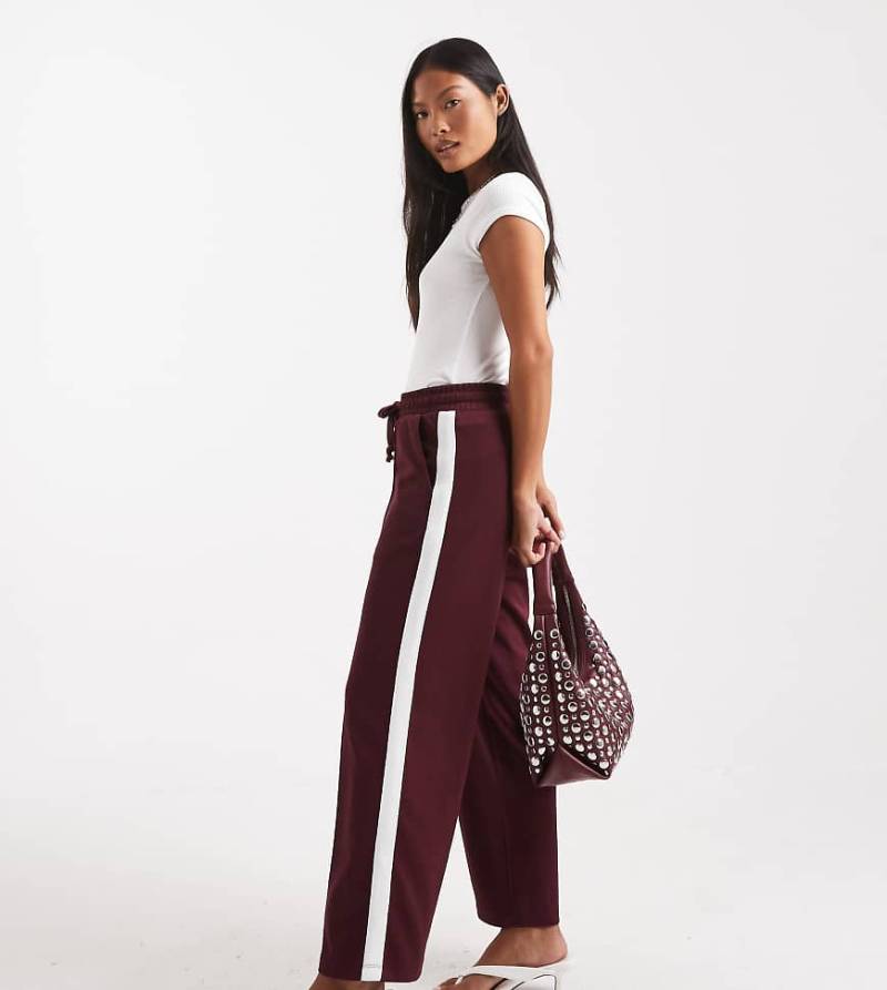 Noisy May Petite - Hose aus Jersey in Burgunderrot mit weißem Seitenstreifen und geradem Schnitt von Noisy May Petite