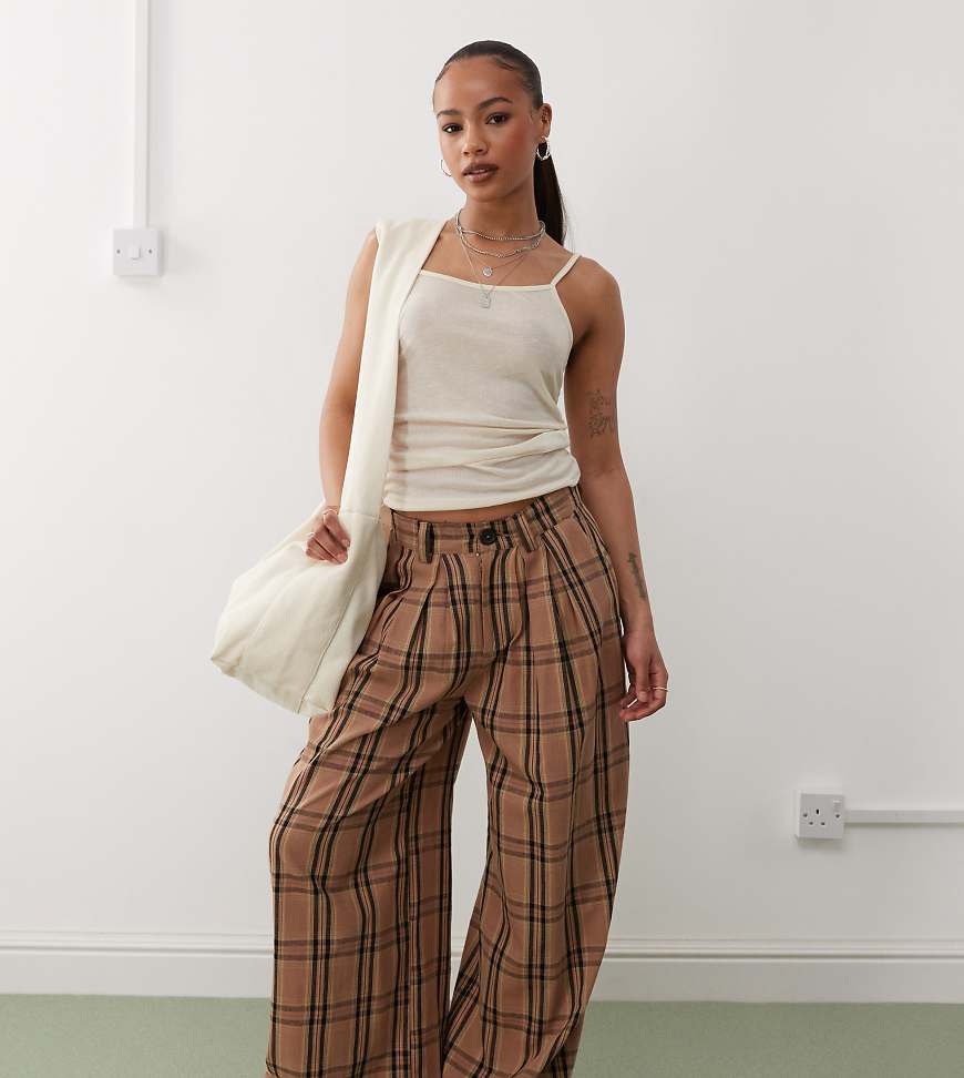 Noisy May Petite - Hose in Braun kariert mit hohem Bund, weitem Bein und Falten Noisy May Petite - Hose in Braun kariert mit hohem Bund, weitem Bein und Falten von Noisy May Petite
