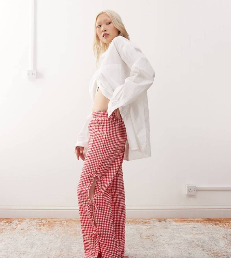 Noisy May Petite - Hose in Rot mit Vichy-Karomuster, weitem Bein und seitlichem Schnürdetail von Noisy May Petite