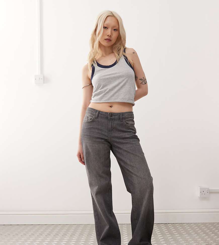 Noisy May Petite - Jeans in Dunkelgrau mit weitem Bein und tiefem Bund von Noisy May Petite