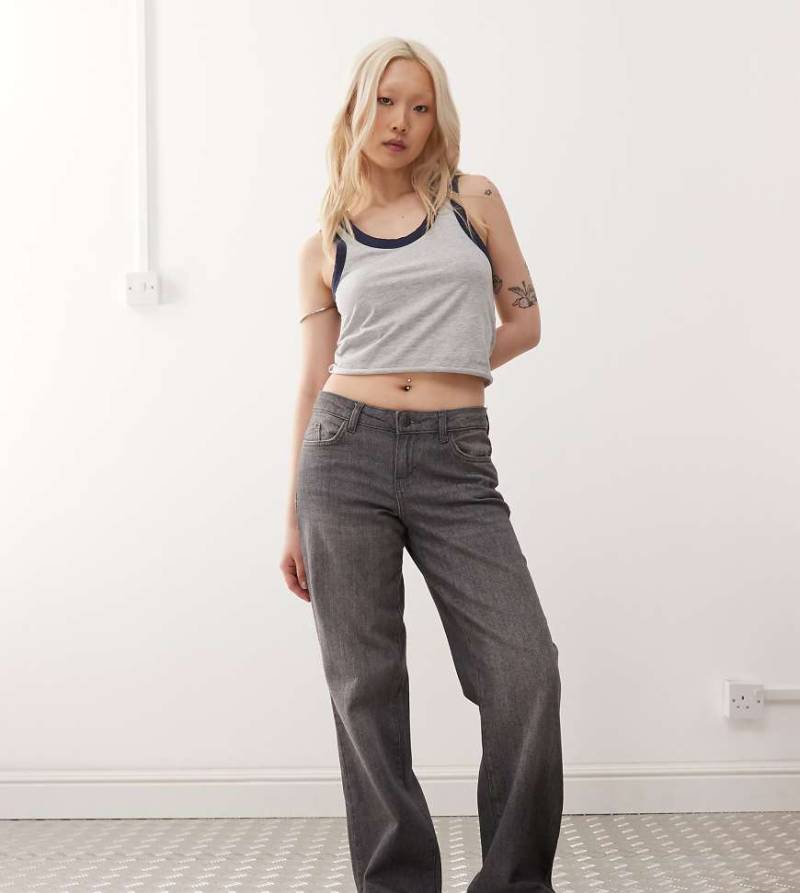 Noisy May Petite - Jeans in Dunkelgrau mit weitem Bein und tiefem Bund von Noisy May Petite