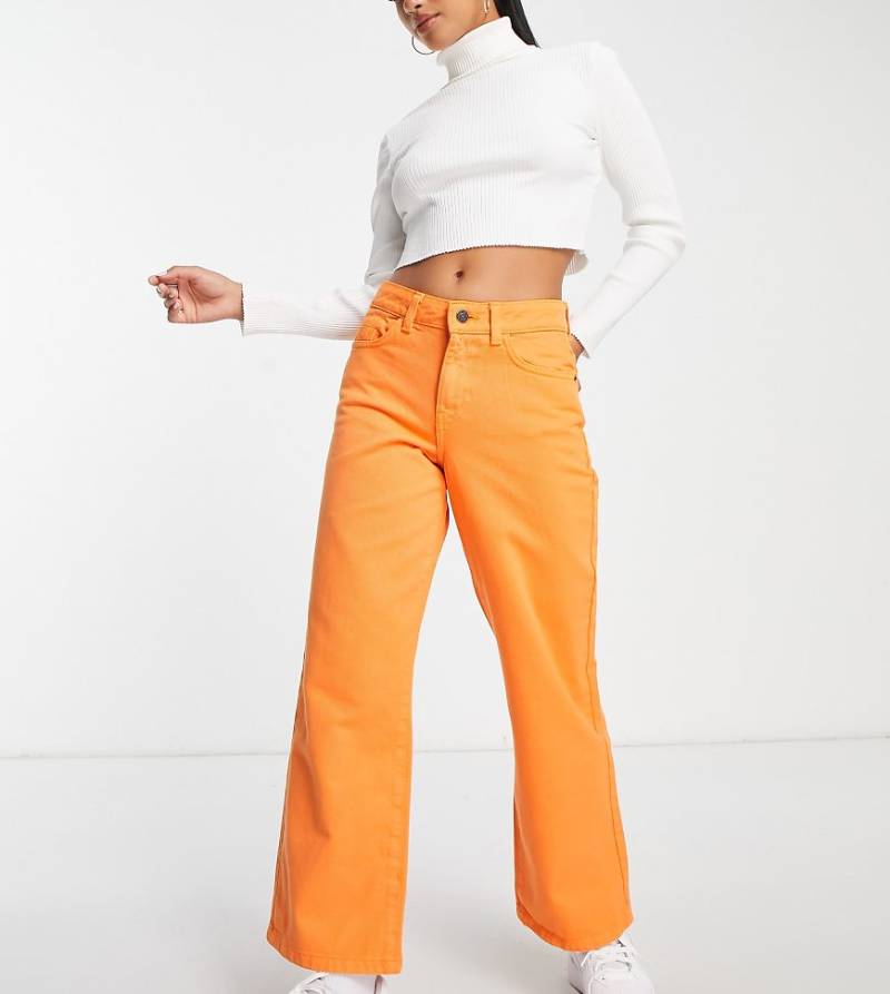 Noisy May Petite - Jeans mit weitem Bein und mittelhohem Bund in leuchtendem Orange von Noisy May Petite
