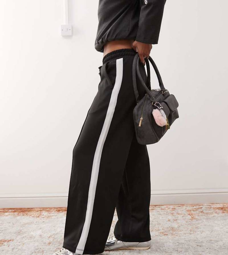 Noisy May Petite - Jogginghose in Schwarz mit weitem Bein und Seitenstreifen von Noisy May Petite