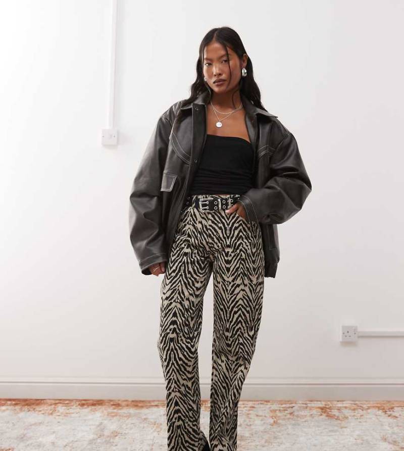 Noisy May Petite - Marley - Jeans mit weitem Bein und Zebramuster-Schwarz von Noisy May Petite