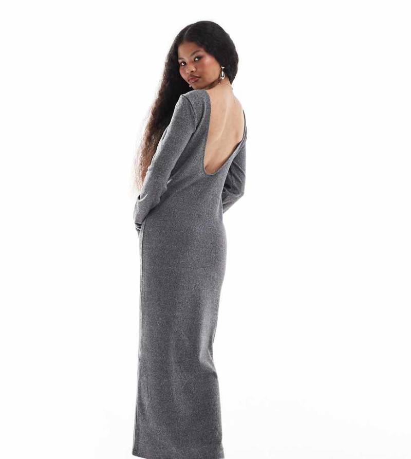 Noisy May Petite - Maxi-Strickkleid in strukturiertem Grau mit U-förmigem Rückenausschnitt von Noisy May Petite