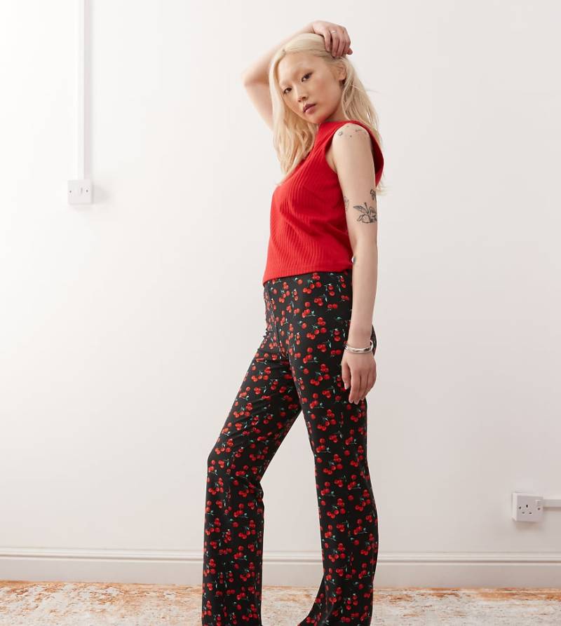 Noisy May Petite - Schlaghose in Schwarz mit Kirschmuster von Noisy May Petite