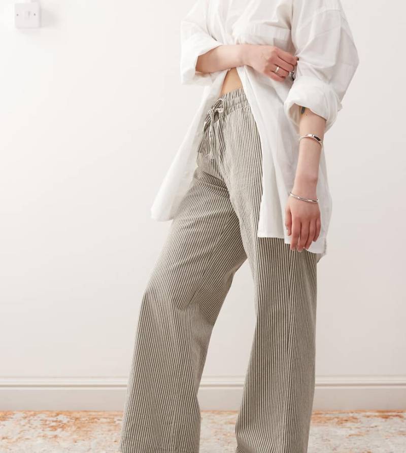 Noisy May Petite - Vorne gebundene Hose mit grauen Streifen und weitem Bein von Noisy May Petite