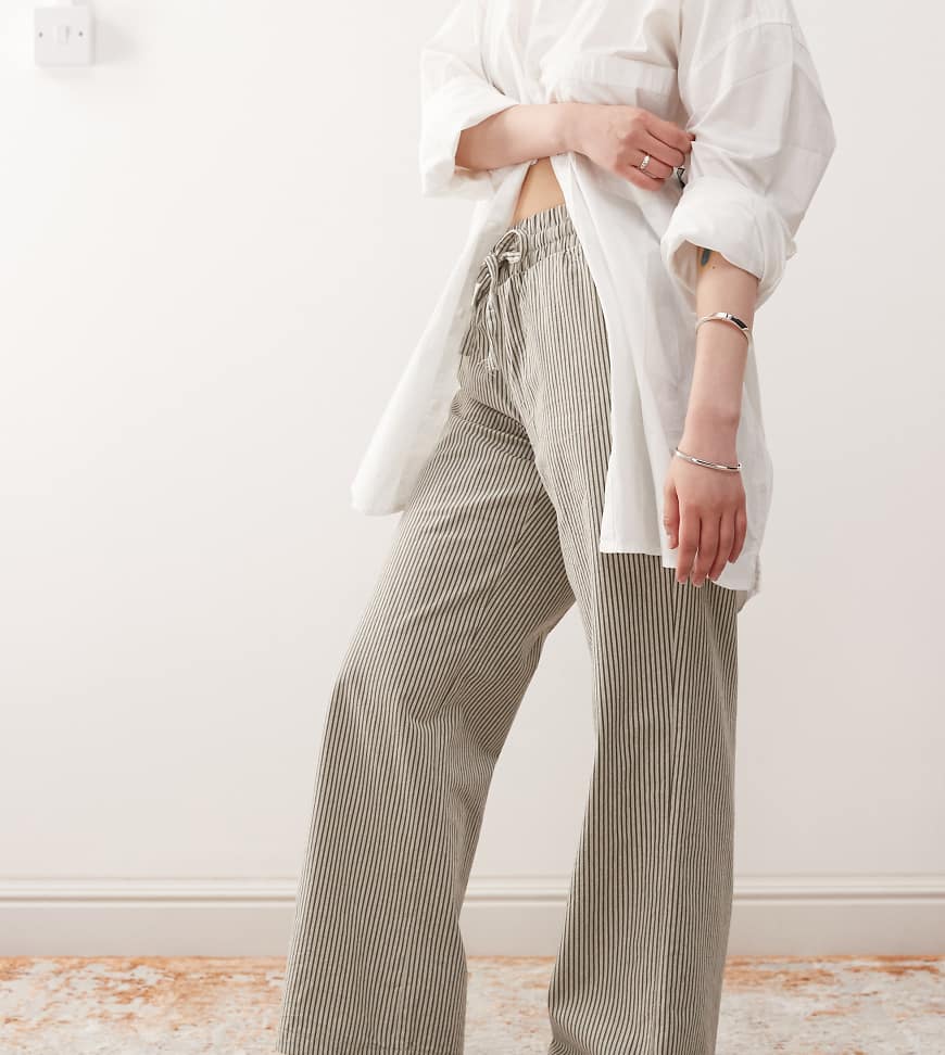 Noisy May Petite - Vorne gebundene Hose mit grauen Streifen und weitem Bein Noisy May Petite - Vorne gebundene Hose mit grauen Streifen und weitem Bein von Noisy May Petite