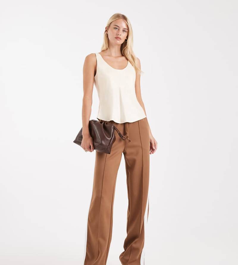Noisy May Tall - Gerade geschnittene Jersey-Hose in Hellbraun mit weißem seitlichem Streifen-Brown von Noisy May Tall