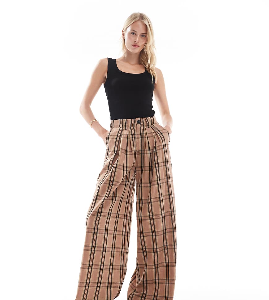 Noisy May Tall - Hose in braun kariert mit hohem Bund, weitem Bein und Bundfalten von Noisy May Tall
