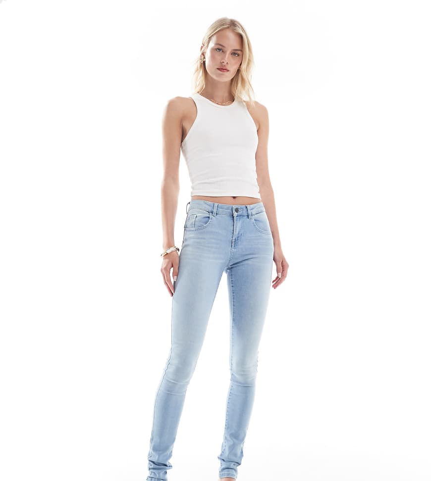 Noisy May Tall - Jen - Eng geschnittene Jeans in hellblauer Waschung mit Push-up-Effekt Noisy May Tall - Jen - Eng geschnittene Jeans in hellblauer Waschung mit Push-up-Effekt von Noisy May Tall