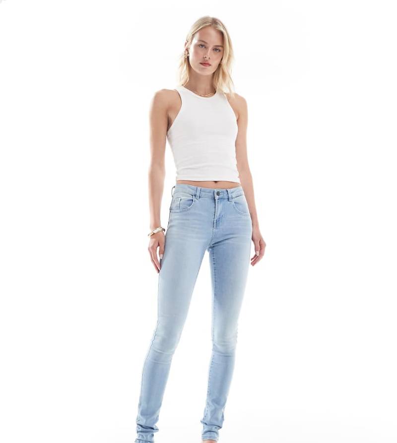 Noisy May Tall - Jen - Eng geschnittene Jeans in hellblauer Waschung mit Push-up-Effekt von Noisy May Tall
