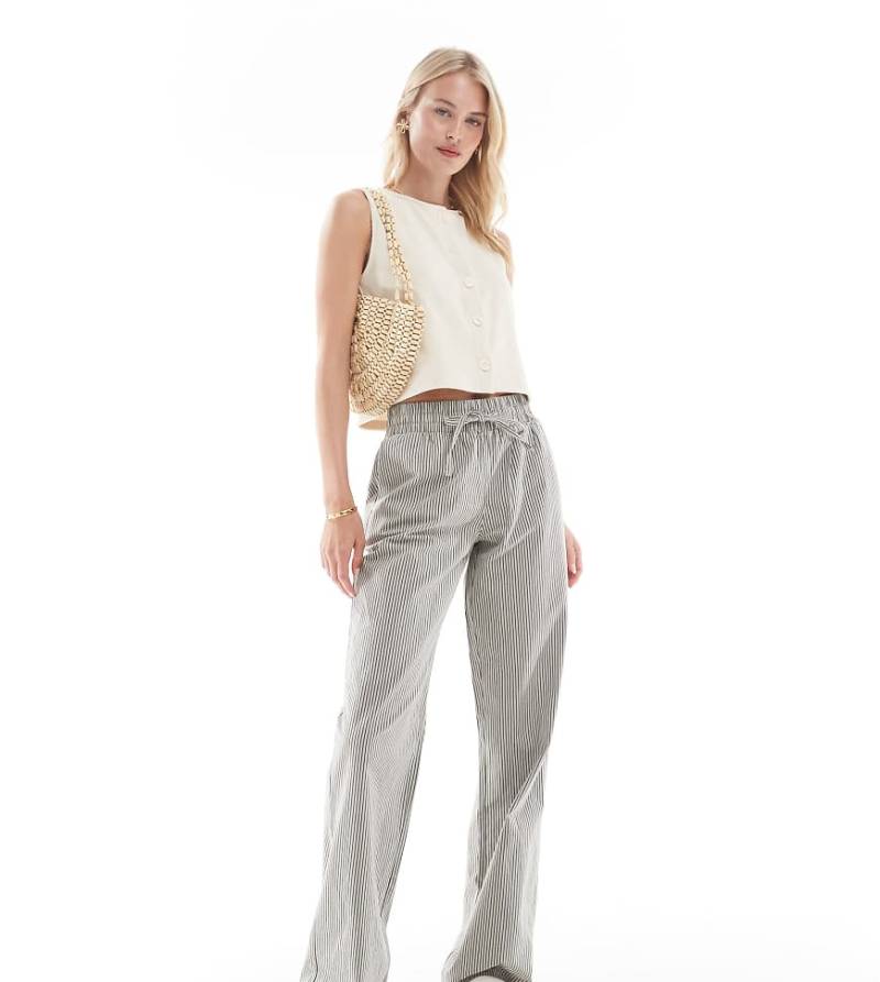 Noisy May Tall - Vorne gebundene Hose in grau gestreift mit weitem Bein von Noisy May Tall