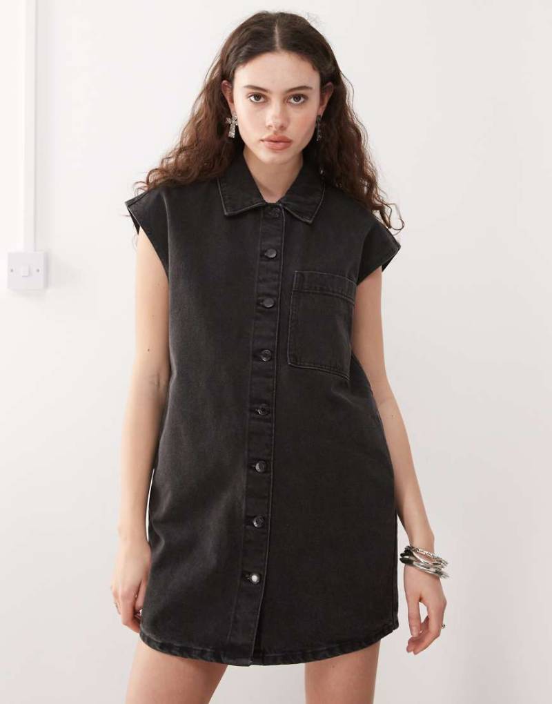 Noisy May - Ärmelloses Mini-Jeanskleid in verwaschenem Schwarz von Noisy May
