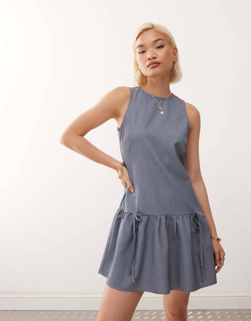 Noisy May - Ärmelloses Minikleid in Grau mit unterschiedlich langem Saum und Schleifendetails von Noisy May