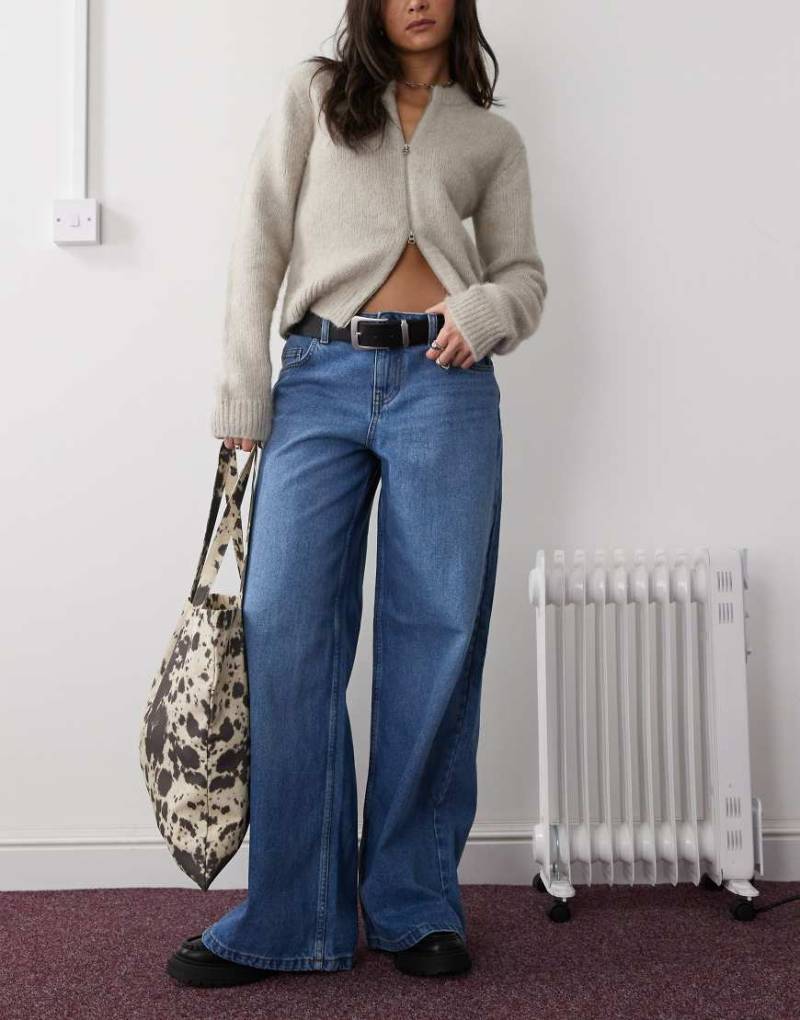 Noisy May - Andy - Weite Jeans in mittelblauer Waschung mit niedrigem Bund von Noisy May