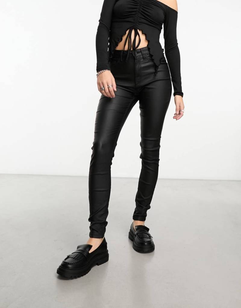 Noisy May - Callie - Beschichtete Jeans mit engem Schnitt in Schwarz von Noisy May