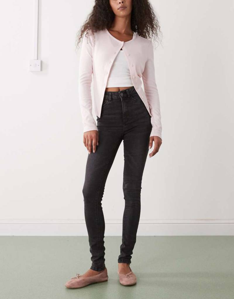 Noisy May - Callie - Eng geschnittene Jeans in verwaschenem Schwarz mit hohem Bund von Noisy May