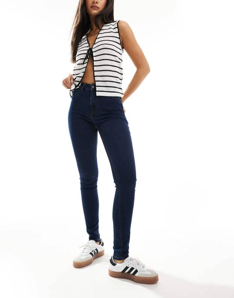 Noisy May - Callie - Enge Jeans in indigoblauer Waschung mit hoher Taille-Marineblau von Noisy May