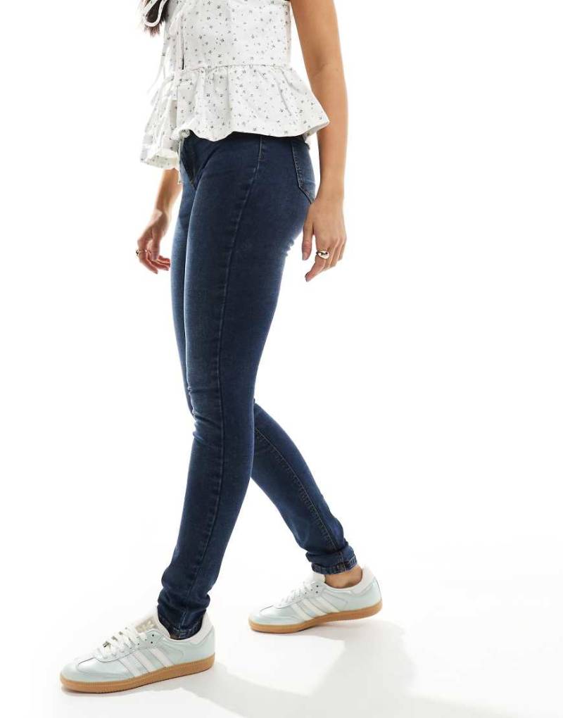 Noisy May - Callie - Enge Jeans in verwaschenem Dunkelblau mit hohem Bund-Marineblau von Noisy May