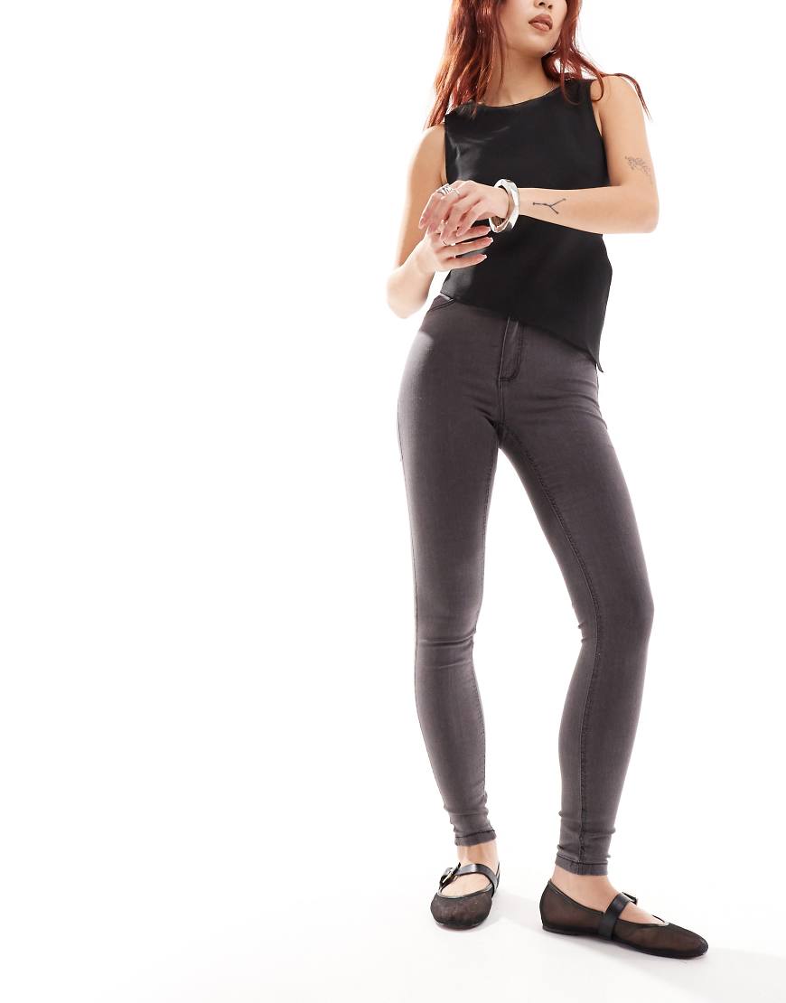 Noisy May - Callie - Enge Jeans mit hoher Taille in Grau von Noisy May