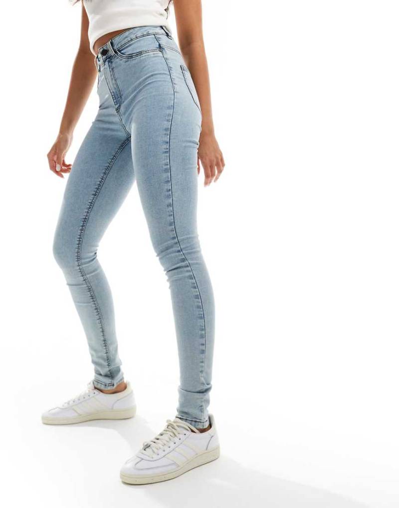 Noisy May - Callie - Jeans mit engem Schnitt und hohem Bund in hellblauer Acid-Waschung von Noisy May