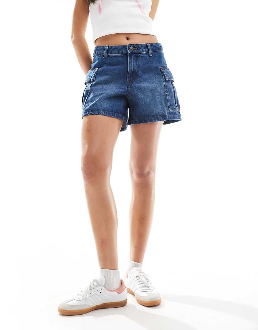 Noisy May - Cargo-Jeansshorts mit mittlerer Waschung in Blau von Noisy May