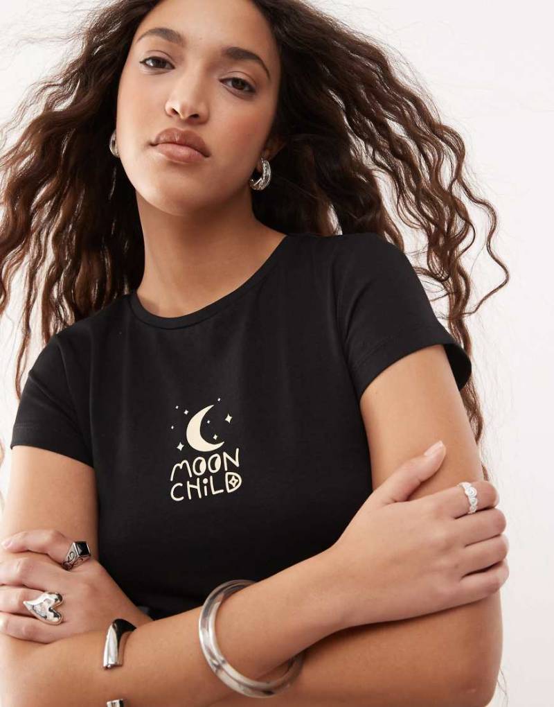 Noisy May - Knapp geschnittenes T-Shirt in Schwarz mit „Moon Child"-Print von Noisy May