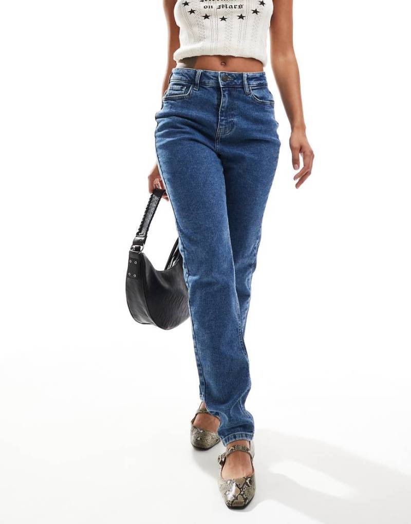 Noisy May - Daisy - Mom-Jeans in Mittelblau mit Acid-Waschung und hohem Bund von Noisy May