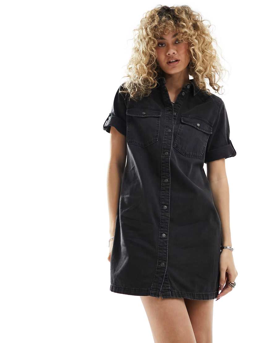 Noisy May - Mini-Jeanskleid in verwaschenem Schwarz mit umgeschlagenen Ärmeln von Noisy May