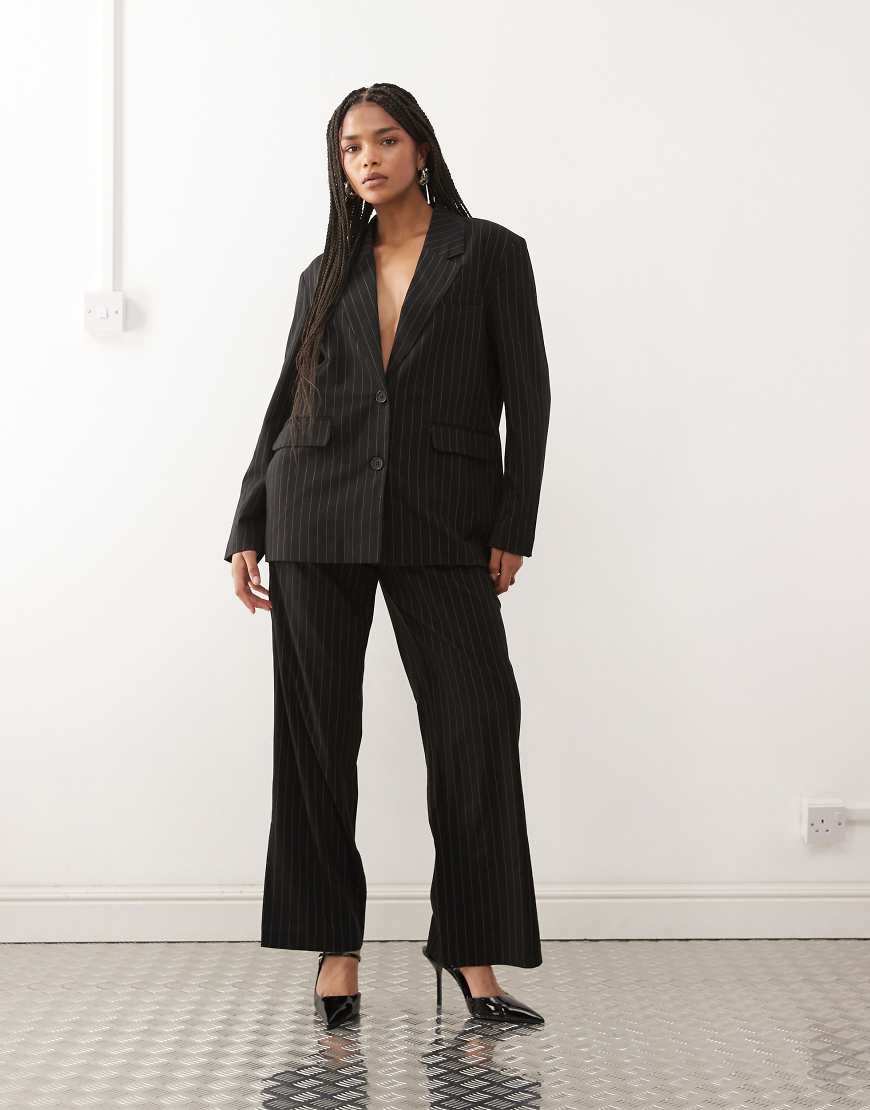 Noisy May - Elegante lockere Hose in Schwarz mit Nadelstreifen, Kombiteil von Noisy May