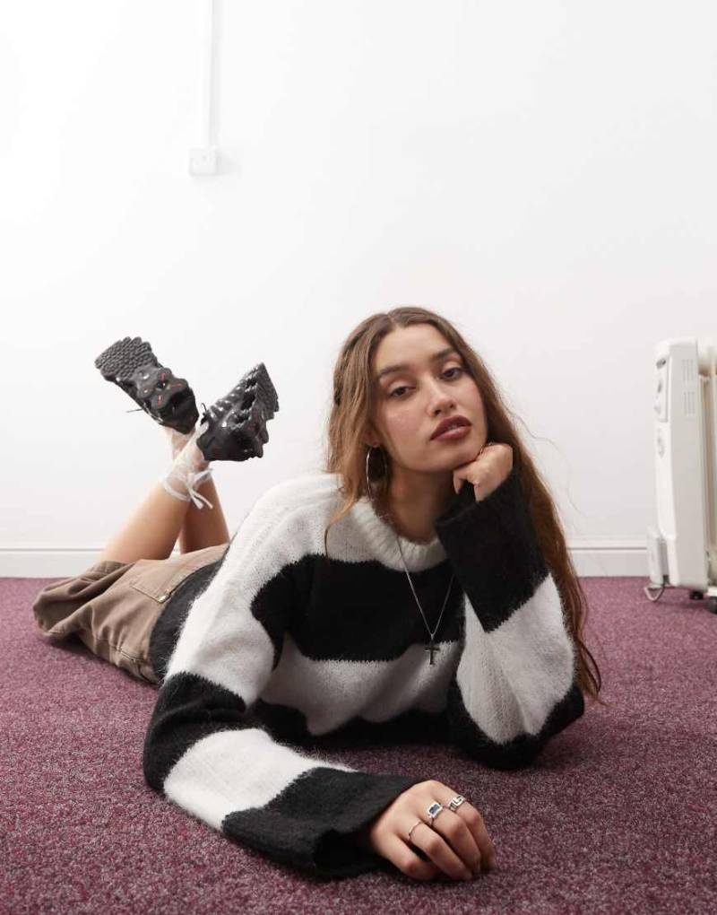 Noisy May - Flauschiger Oversize-Pullover in Schwarz und Stein gestreift von Noisy May