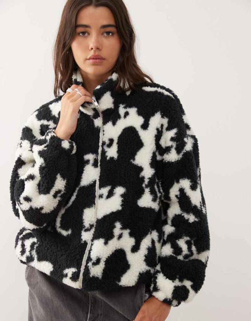 Noisy May - Fleece-Jacke mit Kuhmuster in Schwarz und Weiß und Reißverschluss von Noisy May