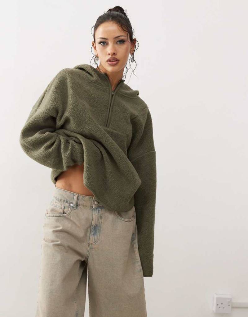 Noisy May - Fleece-Sweatshirt in Khaki mit kurzem Reißverschluss und Kapuze-Grün von Noisy May