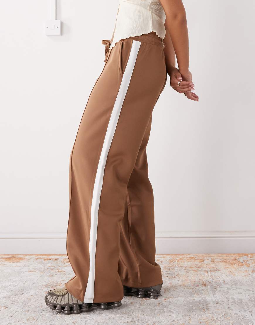 Noisy May - Gerade geschnittene Jersey-Hose in Hellbraun mit weißem seitlichem Streifen-Brown Noisy May - Gerade geschnittene Jersey-Hose in Hellbraun mit weißem seitlichem Streifen-Brown von Noisy May