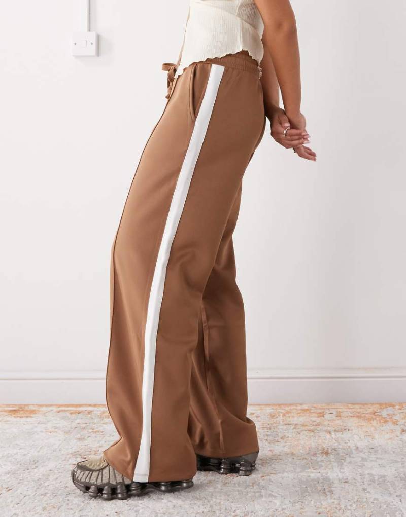 Noisy May - Gerade geschnittene Jersey-Hose in Hellbraun mit weißem seitlichem Streifen-Brown von Noisy May