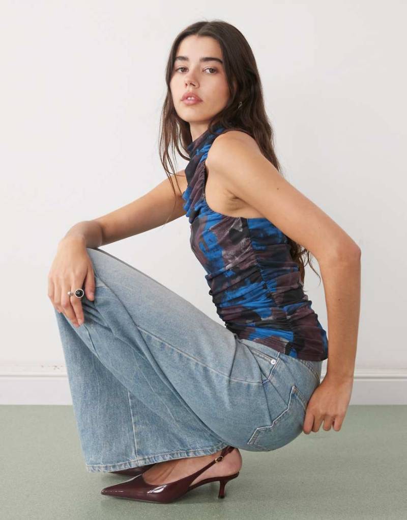 Noisy May - Gerafftes Neckholder-Oberteil mit blauem Muster-Schwarz von Noisy May