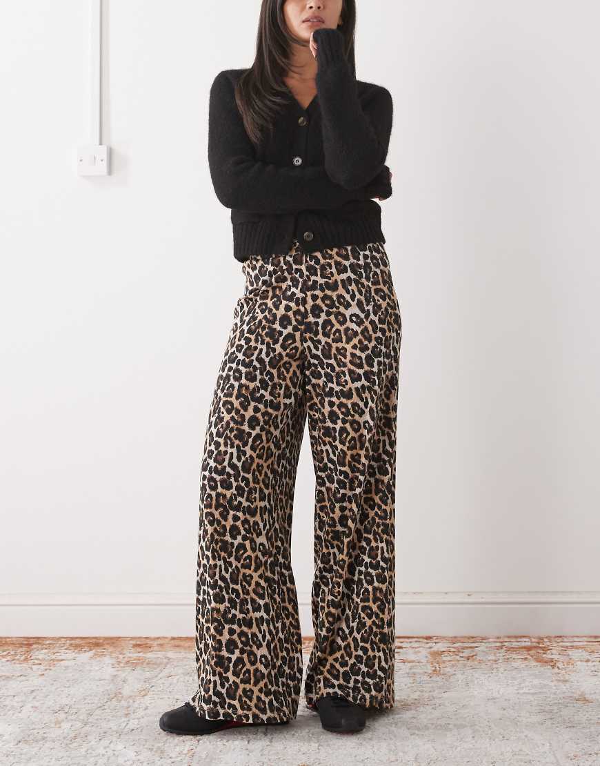 Noisy May - Gerippte Hose mit Leopardenmuster und weitem Bein-Schwarz von Noisy May