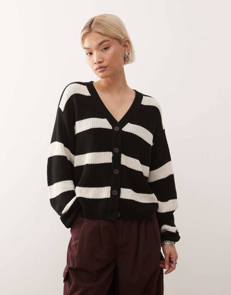 Noisy May - Gerippte Strickjacke in Schwarz und Creme gestreift von Noisy May