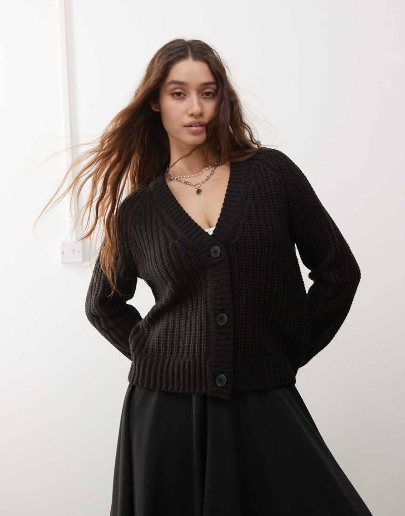 Noisy May - Strickjacke in Schwarz mit V-Ausschnitt von Noisy May