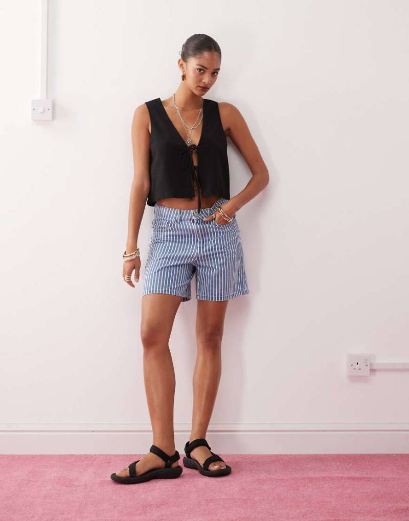 Noisy May - Gestreifte Loose Fit Jeans-Shorts in hellem Denim-Blau von Noisy May