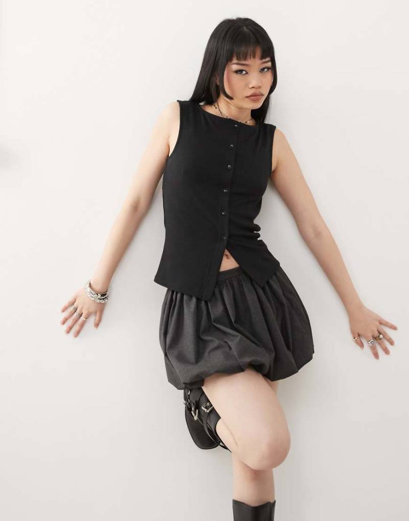 Noisy May - Hochgeschlossene, gerippte Weste in Schwarz von Noisy May