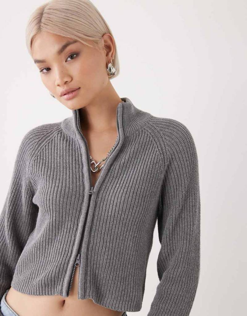 Noisy May - Hochgeschlossene Strickjacke in Mittelgrau mit durchgehendem Reißverschluss von Noisy May