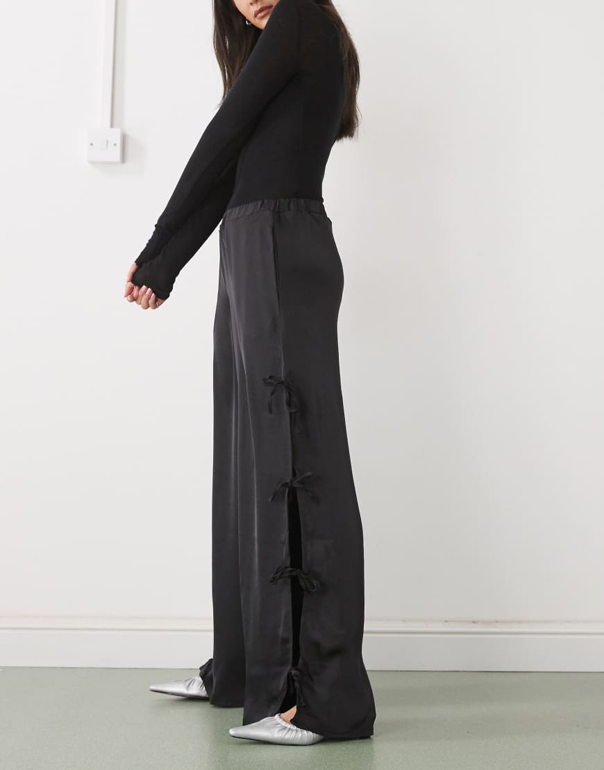 Noisy May - Hose aus Satin in Schwarz mit Bindedetail von Noisy May