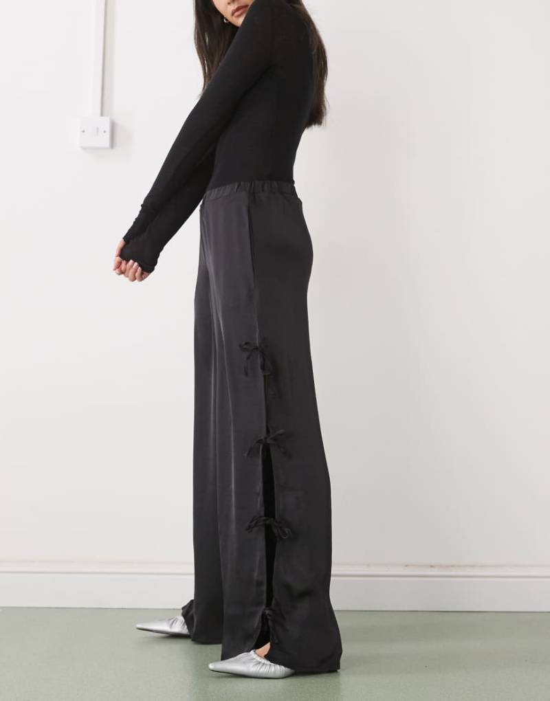 Noisy May - Hose aus Satin in Schwarz mit Bindedetail von Noisy May