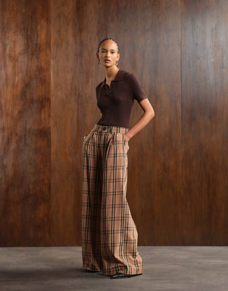 Noisy May - Hose in Braun kariert mit hoher Taille, weitem Bein und Bundfalten-Detail von Noisy May
