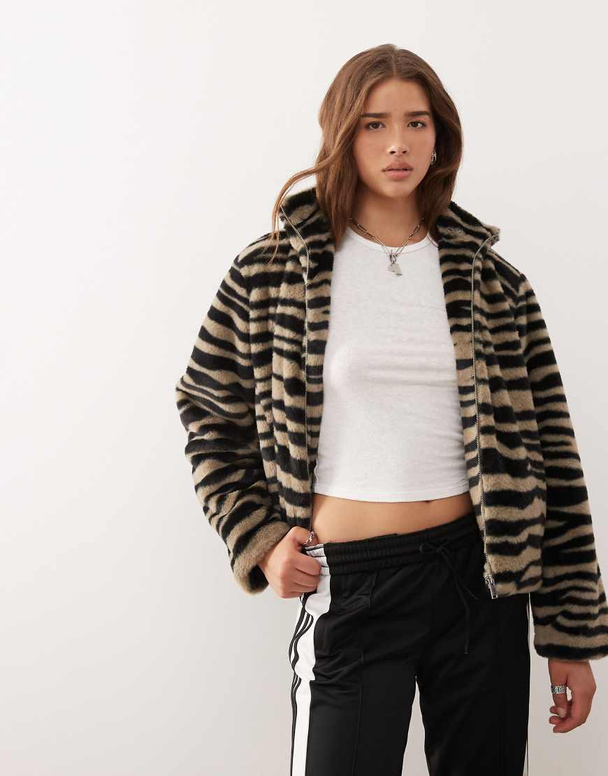 Noisy May - Jacke aus Kunstpelz in Grau mit Stehkragen und Zebramuster-Neutral von Noisy May